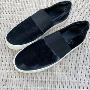 NWT Vince Corbin Velvet Velour Pull on Sneaker